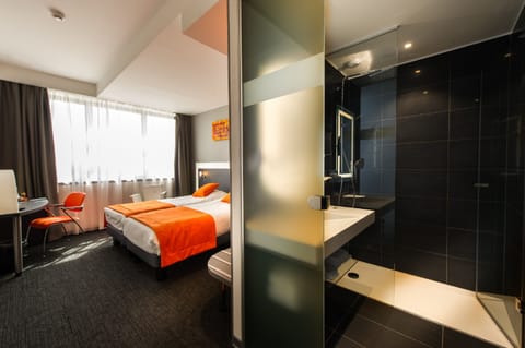 Standard Twin Room | Bathroom | Free toiletries, hair dryer, towels