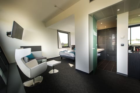 Privilege Suite | Living area | 32-inch flat-screen TV with cable channels, TV