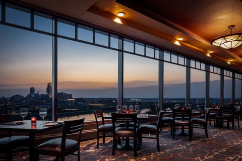 2 restaurants, breakfast, lunch, dinner served; American cuisine