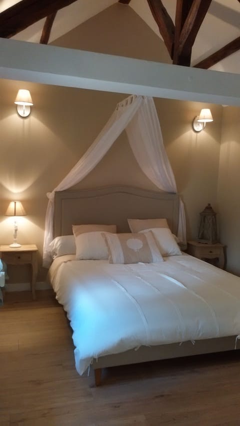 Romantic Double Room, Ensuite, Courtyard View (Lucie)
