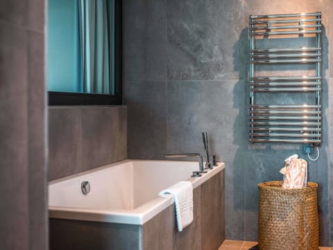 Suite, 1 King Bed with Sofa bed (Bivouac) | Hypo-allergenic bedding, memory foam beds, in-room safe, blackout drapes