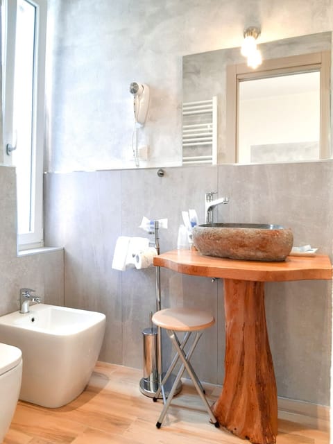 Deluxe Double Room, 1 Bedroom, Private Bathroom, Courtyard View | Bathroom | Shower, free toiletries, hair dryer, bidet