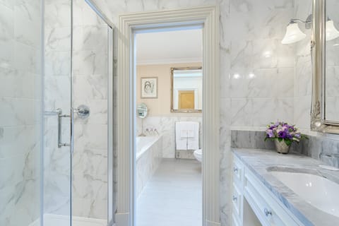 Presidential Suite | Bathroom | Combined shower/tub, hair dryer, bathrobes, slippers