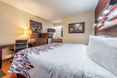 Deluxe Room, 1 King Bed (Smoke Free) | In-room safe, desk, blackout drapes, free cribs/infant beds