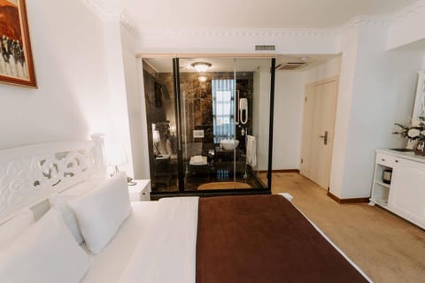 Double Room | Minibar, in-room safe, desk, soundproofing