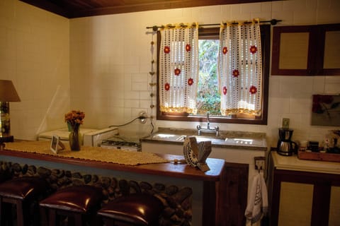 Romantic Double Room (Chalé Passarinho) | Private kitchen