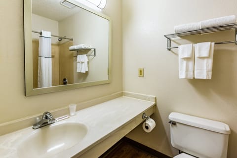 Combined shower/tub, towels