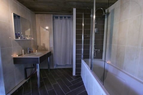 Double Room | Bathroom | Shower, towels