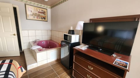 Suite, 1 King Bed, Smoking, Hot Tub | Free WiFi, bed sheets