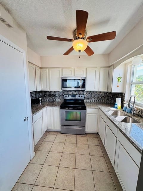 Apartment, 3 Bedrooms | Private kitchen | Coffee/tea maker, toaster, cookware/dishes/utensils