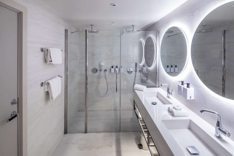 Junior Suite | Bathroom | Shower, hair dryer, heated floors, towels