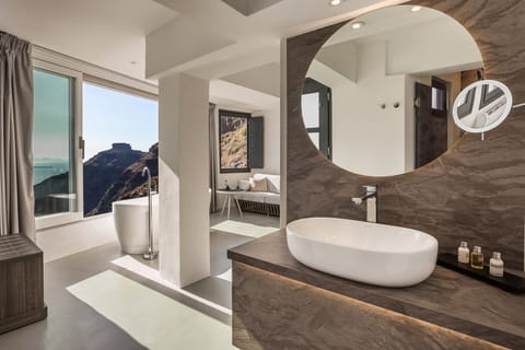 The Experience Suite Caldera & Sea View | Pillowtop beds, minibar, in-room safe, soundproofing