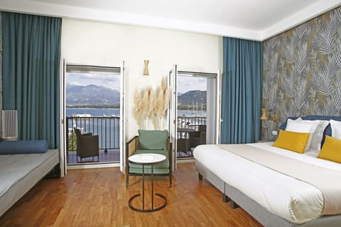 Luxury Room, Sea View | Minibar, individually decorated, individually furnished, soundproofing
