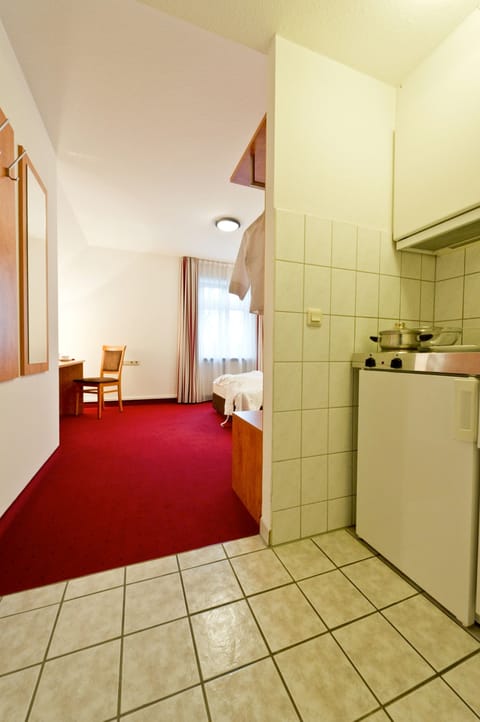 Fridge, stovetop, electric kettle