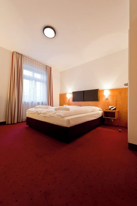 Standard Double Room | Hypo-allergenic bedding, minibar, desk, blackout drapes