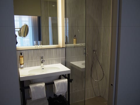 Rainfall showerhead, free toiletries, hair dryer, towels