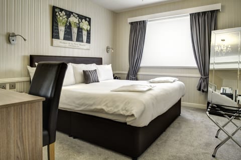 Superior Room, 1 King Bed, Non Smoking | Hypo-allergenic bedding, desk, blackout drapes, iron/ironing board