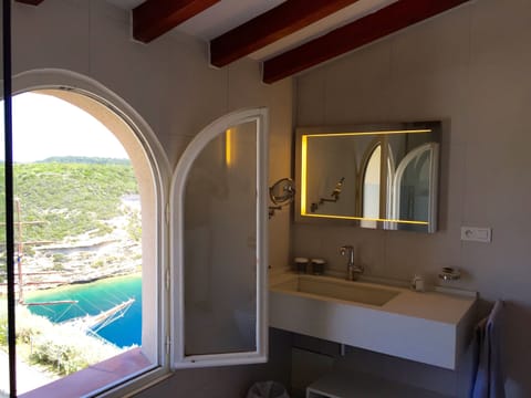 Junior Suite | Bathroom | Hair dryer, bathrobes, slippers, towels