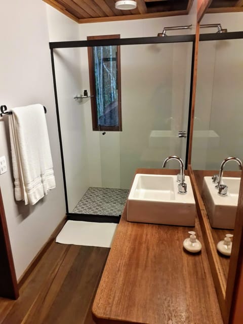 Chalet, 1 Bedroom (Master) | Bathroom | Free toiletries, hair dryer, bathrobes, slippers