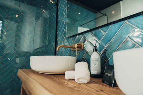 Executive Room, Non Smoking, Pool View | Bathroom | Shower, rainfall showerhead, designer toiletries, hair dryer