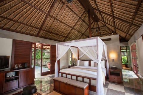 Minibar, in-room safe, desk, iron/ironing board