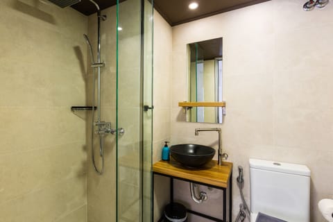 Triple Room | Bathroom | Shower, free toiletries, hair dryer, towels