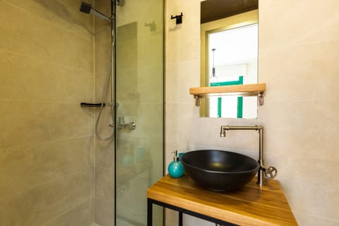 Suite, Terrace | Bathroom | Shower, free toiletries, hair dryer, towels