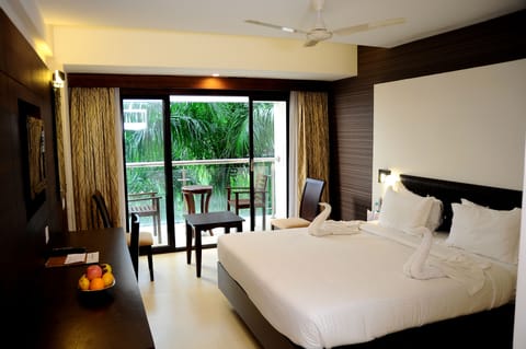 Executive Room | Minibar, in-room safe, desk, soundproofing