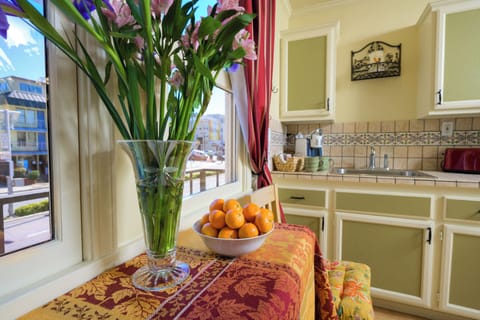 Queen Suite with Kitchen and Street View | In-room dining