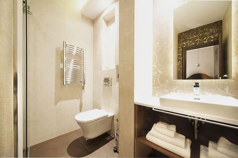 Superior Suite | Bathroom | Shower, hair dryer, bathrobes, slippers