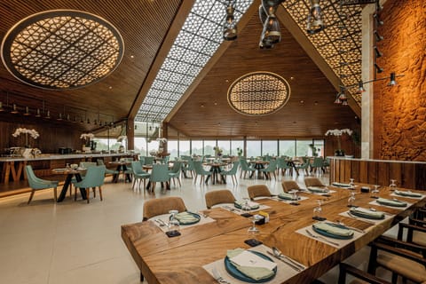 2 restaurants; breakfast, lunch, dinner, and brunch served