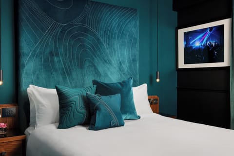 Egyptian cotton sheets, premium bedding, in-room safe, desk