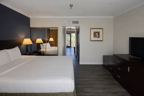 Suite, 1 King Bed with Sofa bed (Courtyard View) | Hypo-allergenic bedding, minibar, in-room safe, desk