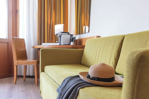 Hypo-allergenic bedding, minibar, in-room safe, desk