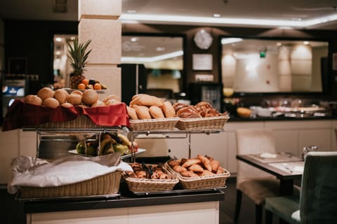 Daily buffet breakfast for a fee