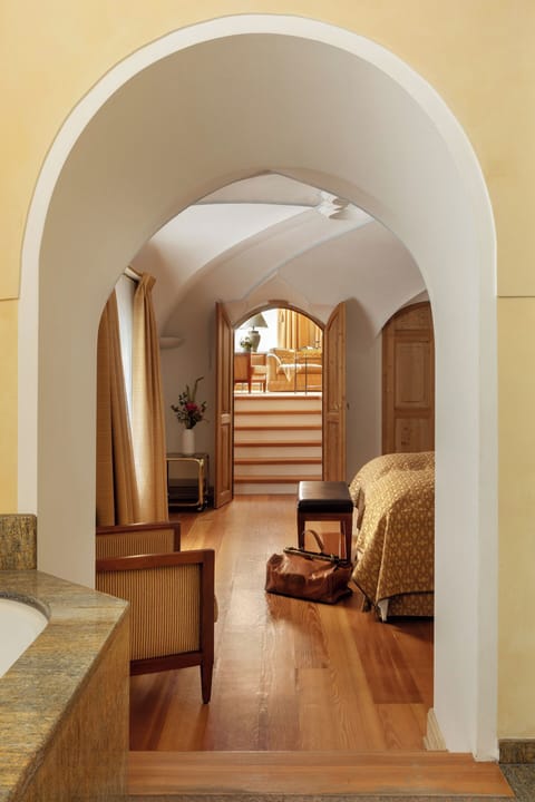 Languard Suite | Premium bedding, down comforters, minibar, in-room safe