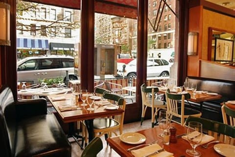 Breakfast, lunch, dinner served; French cuisine 