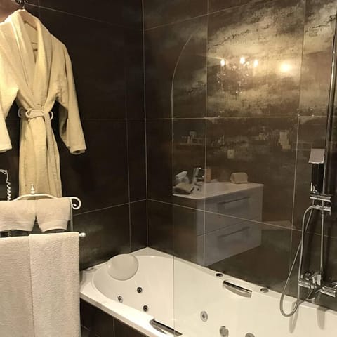Deluxe Double Room (Louis David) | Bathroom | Hair dryer, bathrobes, slippers, towels