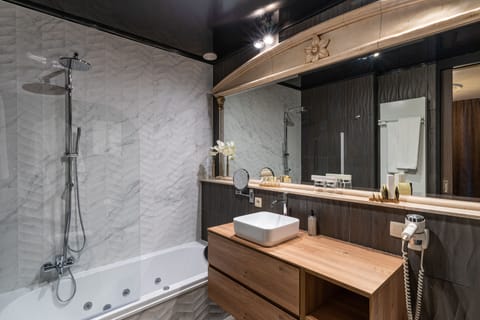 Luxury Double Room (Van Gogh) | Bathroom | Hair dryer, bathrobes, slippers, towels