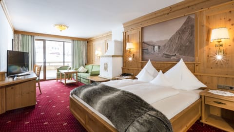 Deluxe Suite | Hypo-allergenic bedding, in-room safe, individually decorated