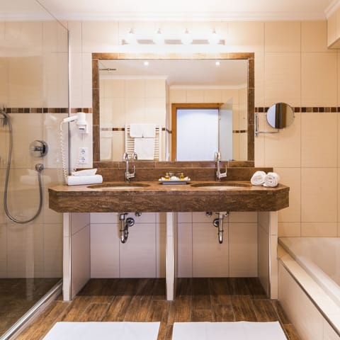 Deluxe Suite | Bathroom | Free toiletries, hair dryer, bathrobes, towels