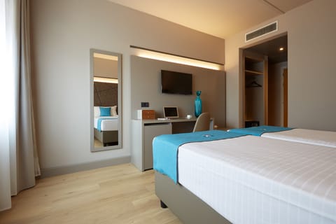 Twin Room | In-room safe, desk, laptop workspace, blackout drapes