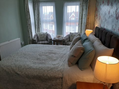 Double Room with En-Suite | In-room safe, iron/ironing board, free WiFi, bed sheets