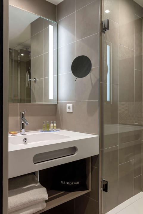 Shower, rainfall showerhead, free toiletries, hair dryer