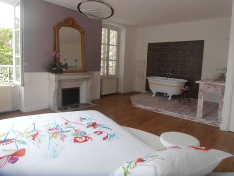 Romantic Double Room | Bathroom | Free toiletries, hair dryer, towels, shampoo