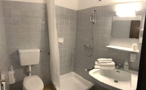 Comfort Double Room | Bathroom | Free toiletries, hair dryer, towels, soap