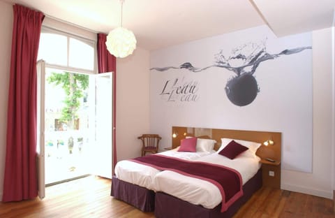 Desk, soundproofing, free cribs/infant beds, free WiFi