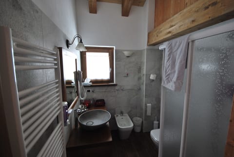 Superior Quadruple Room | Bathroom | Shower, hair dryer, bidet, towels