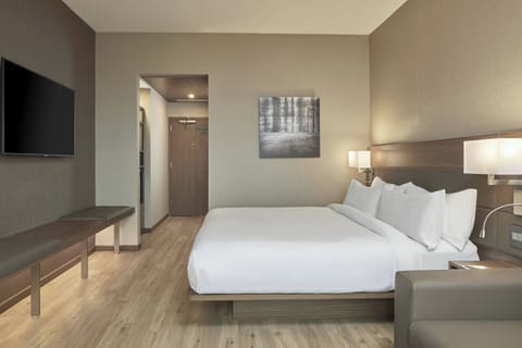 Premium bedding, in-room safe, desk, laptop workspace