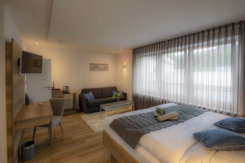 Deluxe Suite, Private Bathroom | 1 bedroom